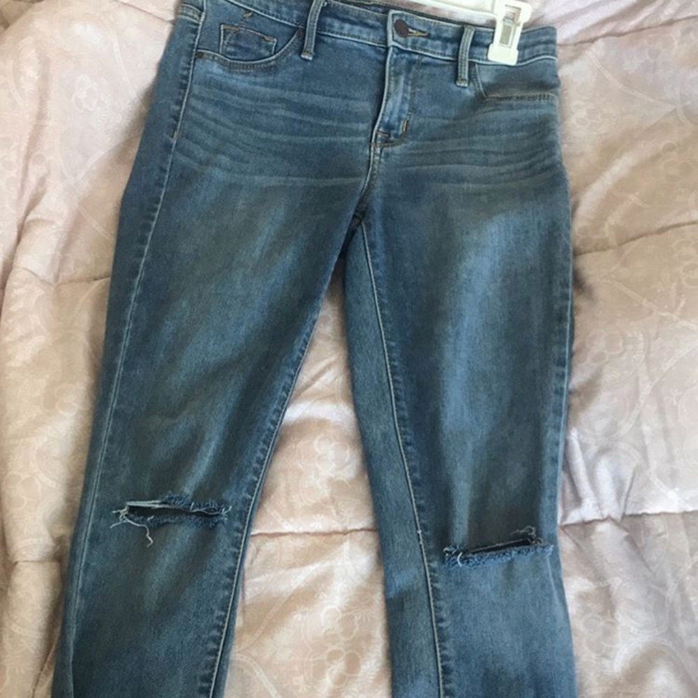 Jeans with knee rips